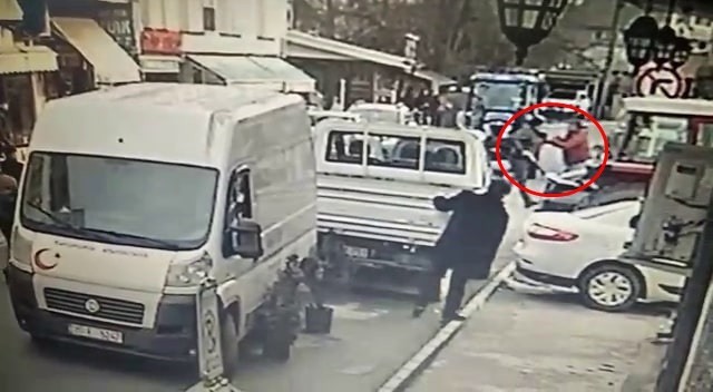 Sakarya’nın Akyazı ilçesinde bir kişi aralarında husumet bulunan şahsı tüfekle ayağından vurduğu anlar ve olaydan dakikalar sonra elini kolunu ...