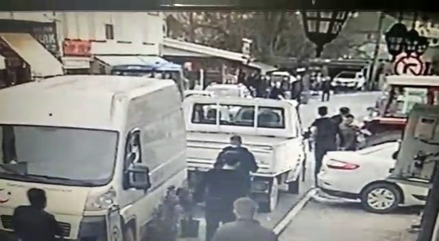 Sakarya’nın Akyazı ilçesinde bir kişi aralarında husumet bulunan şahsı tüfekle ayağından vurduğu anlar ve olaydan dakikalar sonra elini kolunu ...