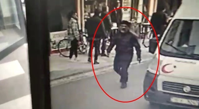 Sakarya’nın Akyazı ilçesinde bir kişi aralarında husumet bulunan şahsı tüfekle ayağından vurduğu anlar ve olaydan dakikalar sonra elini kolunu ...