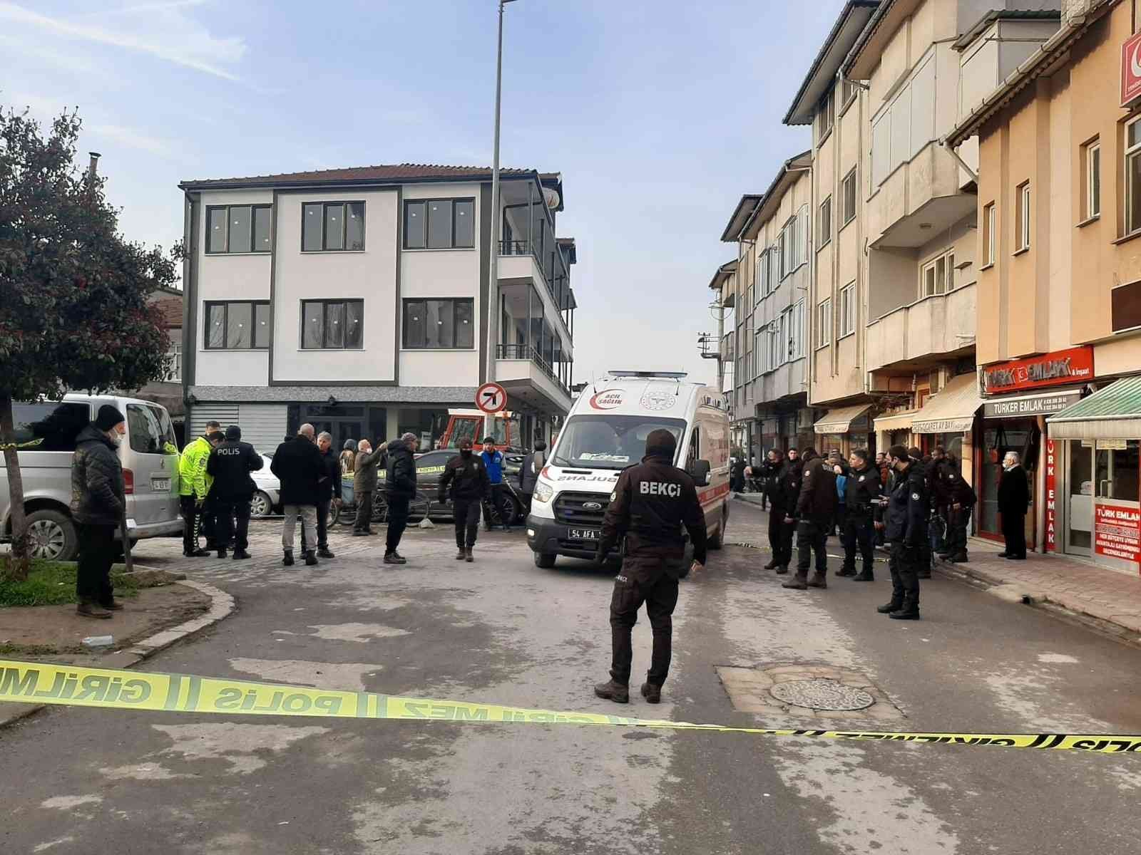 Sakarya’nın Akyazı ilçesinde bir kişi aralarında husumet bulunan şahsı tüfekle ayağından vurduğu anlar ve olaydan dakikalar sonra elini kolunu ...