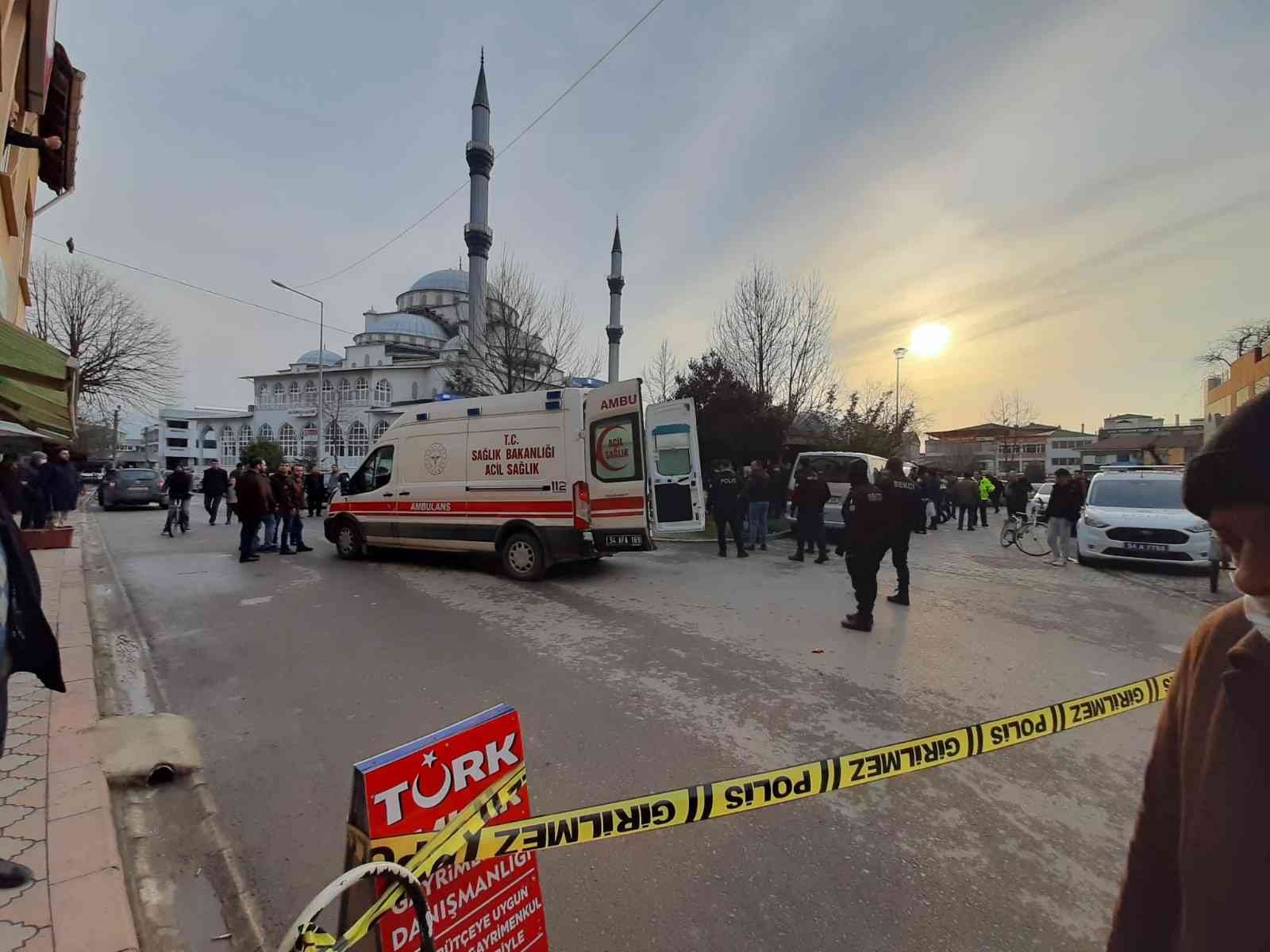 Sakarya’nın Akyazı ilçesinde bir kişi aralarında husumet bulunan şahsı tüfekle ayağından vurduğu anlar ve olaydan dakikalar sonra elini kolunu ...