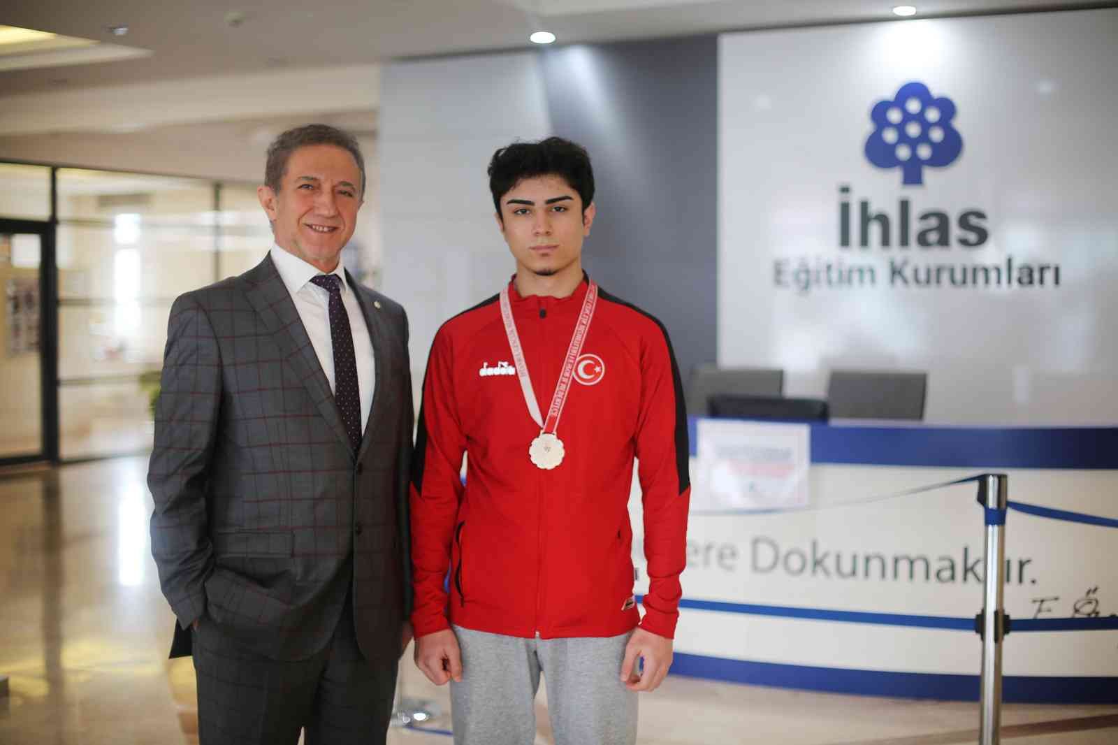 İhlas Koleji öğrencisi karatede Türkiye 3.’sü oldu İhlas Koleji’nin karatedeki başarılı ismi Alparslan Küçükaltun, Okul Sporları Karate Türkiye Şampiyonası’nda Ümit Erkekler 14-15 yaş ...