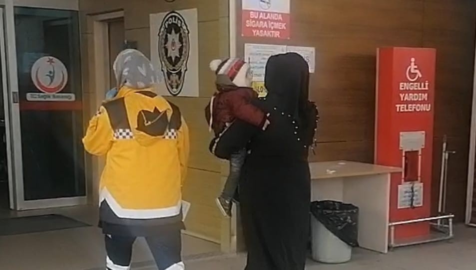 Bursa’nın İnegöl ilçesinde meydana gelen olayda yerde bulduğu 2 adet 50 kuruşu şeker zannedip yutan bebek, hastanede tedavi altına alındı. Olay ...