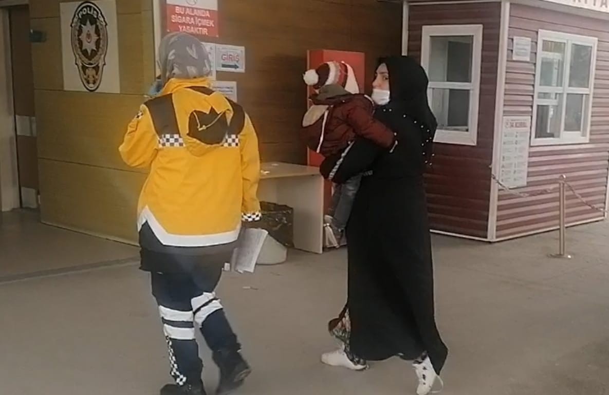 Bursa’nın İnegöl ilçesinde meydana gelen olayda yerde bulduğu 2 adet 50 kuruşu şeker zannedip yutan bebek, hastanede tedavi altına alındı. Olay ...