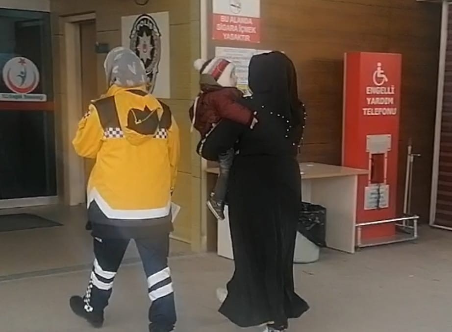 Bursa’nın İnegöl ilçesinde meydana gelen olayda yerde bulduğu 2 adet 50 kuruşu şeker zannedip yutan bebek, hastanede tedavi altına alındı. Olay ...