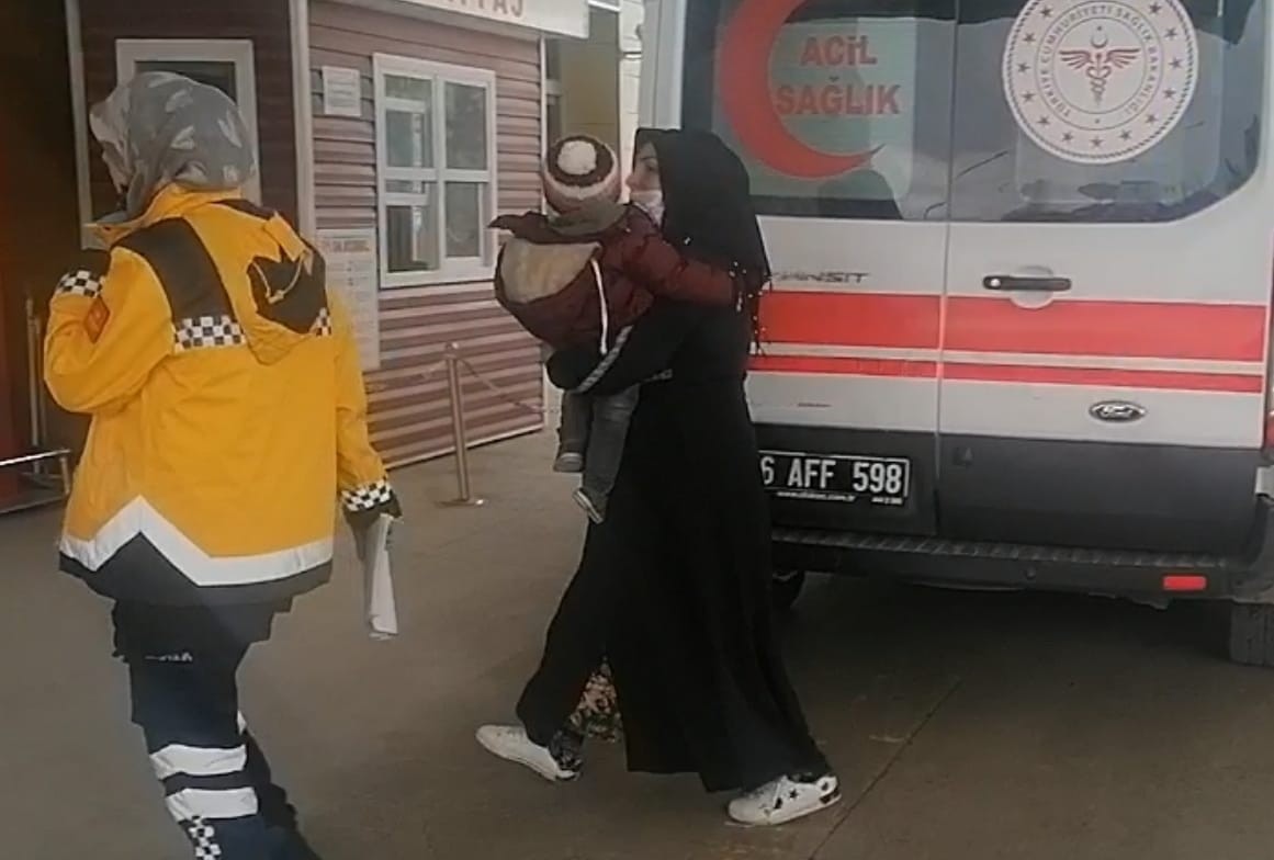 Bursa’nın İnegöl ilçesinde meydana gelen olayda yerde bulduğu 2 adet 50 kuruşu şeker zannedip yutan bebek, hastanede tedavi altına alındı. Olay ...