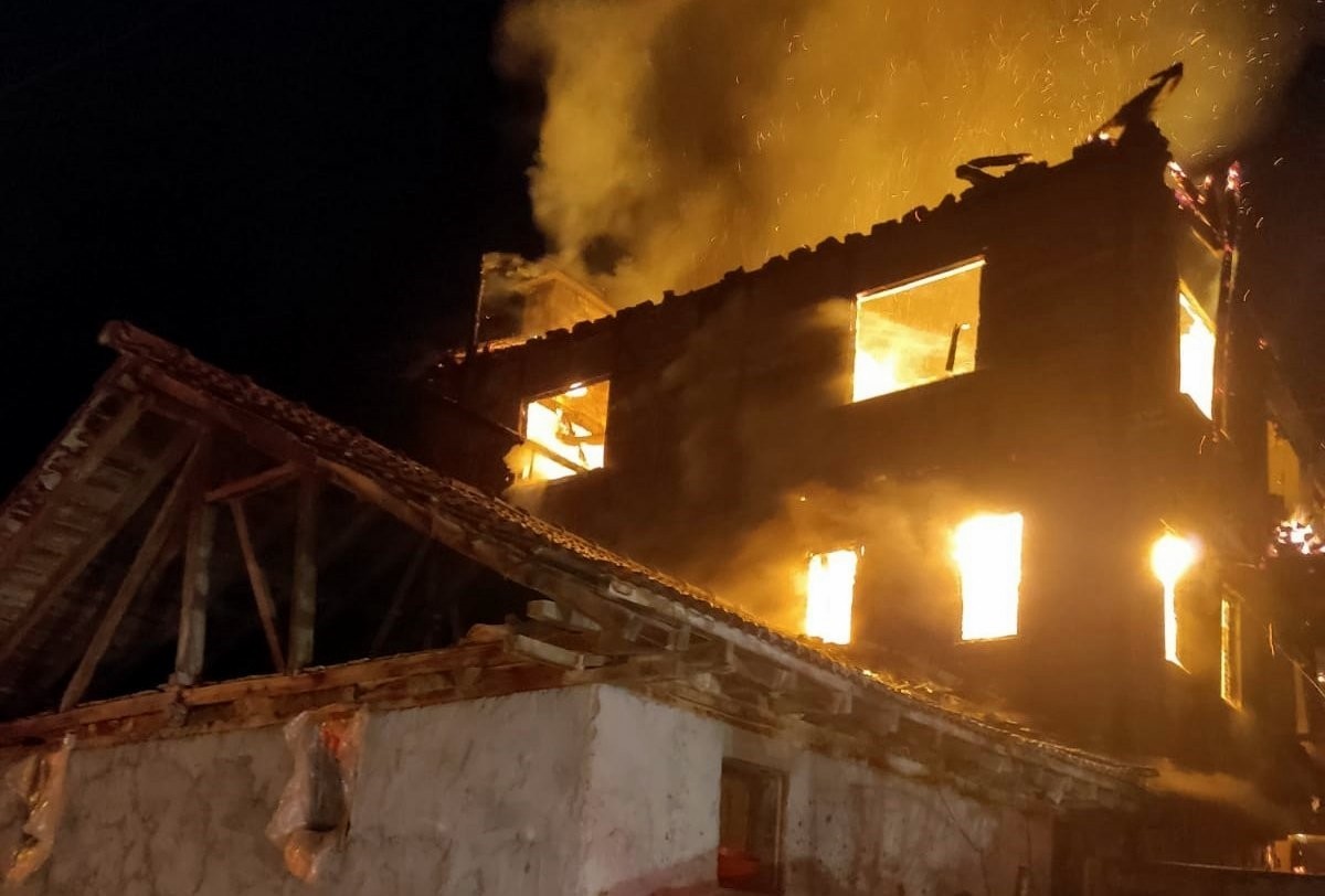 İki katlı ahşap ev alev topuna döndü Sakarya’nın Pamukova ilçesinde gece saatlerinde iki katlı evde çıkan ve yanındaki bir eve daha sıçrayan yangın panik oluşturdu. Alevler iki katlı ...