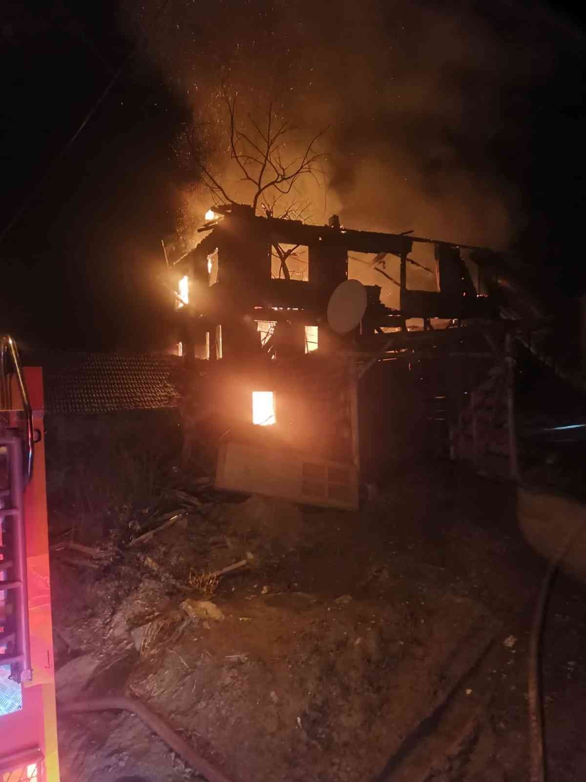 Sakarya’nın Pamukova ilçesinde gece saatlerinde iki katlı evde çıkan ve yanındaki bir eve daha sıçrayan yangın panik oluşturdu. Alevler iki katlı ...