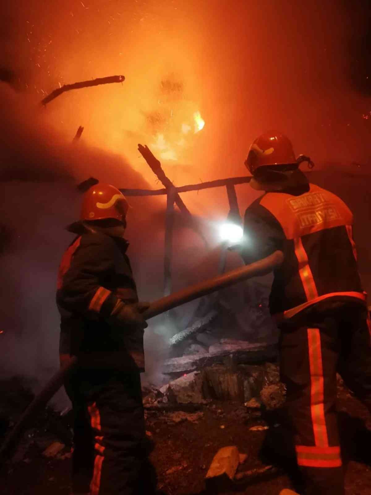 İki katlı ahşap ev alev topuna döndü Sakarya’nın Pamukova ilçesinde gece saatlerinde iki katlı evde çıkan ve yanındaki bir eve daha sıçrayan yangın panik oluşturdu. Alevler iki katlı ...