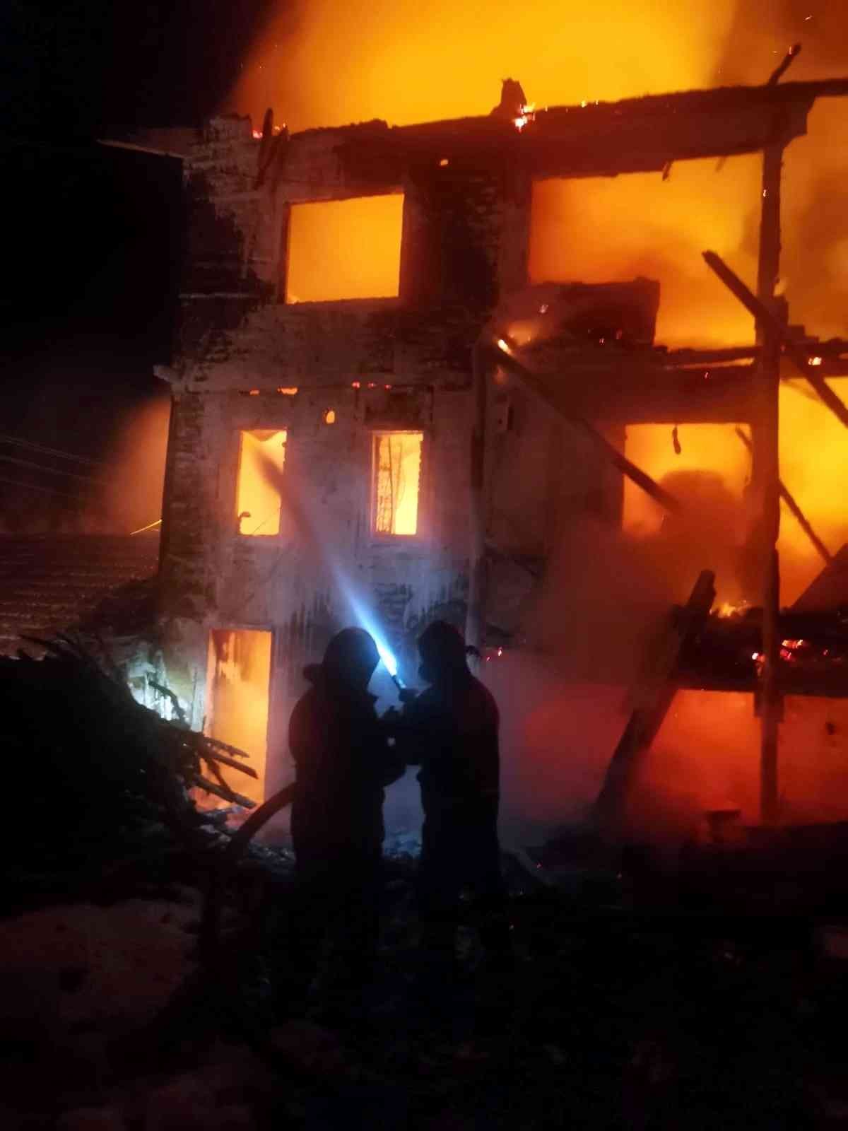 Sakarya’nın Pamukova ilçesinde gece saatlerinde iki katlı evde çıkan ve yanındaki bir eve daha sıçrayan yangın panik oluşturdu. Alevler iki katlı ...