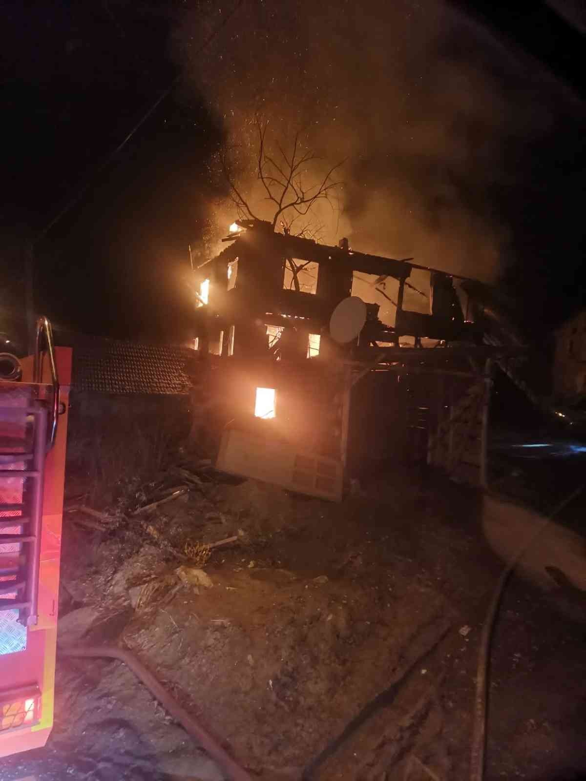 İki katlı ahşap ev alev topuna döndü Sakarya’nın Pamukova ilçesinde gece saatlerinde iki katlı evde çıkan ve yanındaki bir eve daha sıçrayan yangın panik oluşturdu. Alevler iki katlı ...