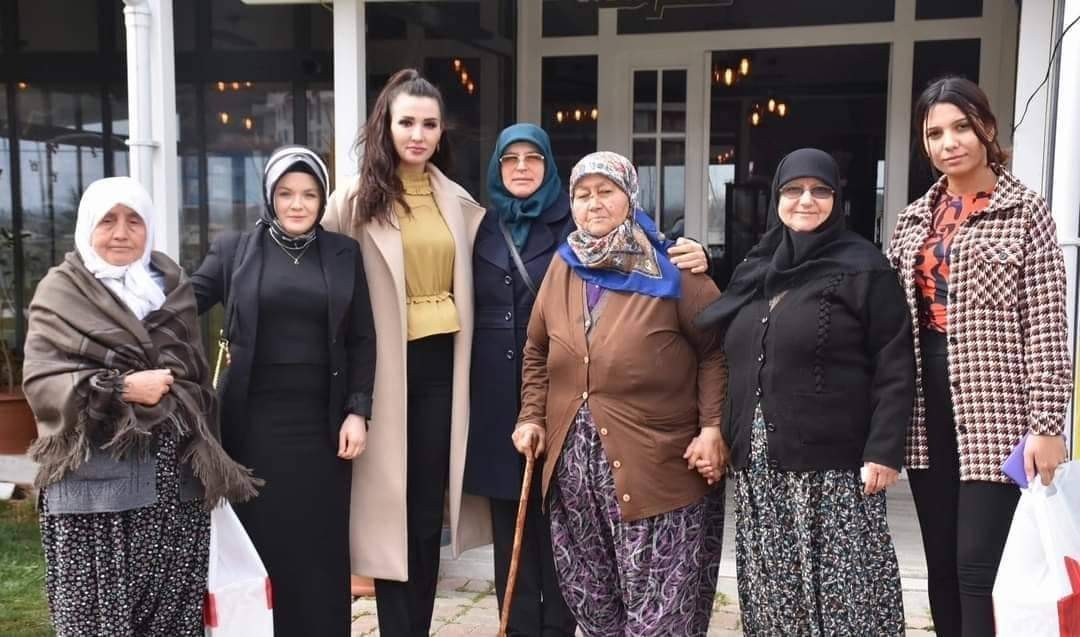 İpsala’da şehit aileleri ve yakınları unutulmadı Edirne’nin İpsala ilçesinde 8 Mart Dünya Kadınlar Günü dolayısıyla şehit aileleri ve yakınları unutulmadı. İpsala İlçe Kaymakamı Ekrem Güngör ...