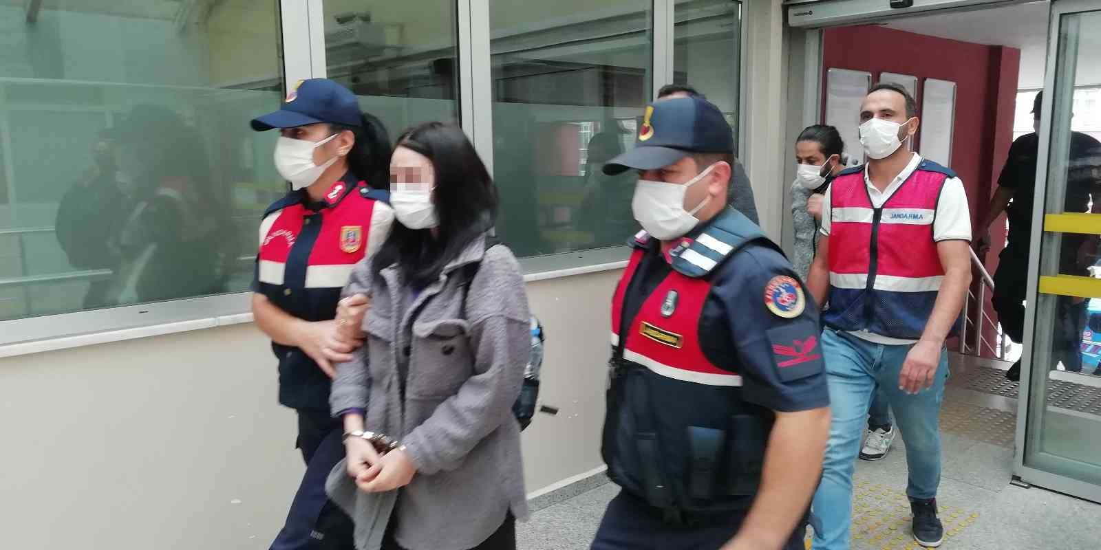 İş adamının öldürülmesine ilişkin tutuklanan kadın: "Cezaevinde olmayı hak etmiyorum" Kocaeli’de sevdiği kızla evliliğine engel olduğu iddiasıyla iş adamını 10 bıçak darbesiyle öldüren sanık ve olaya karıştığı gerekçesiyle ...