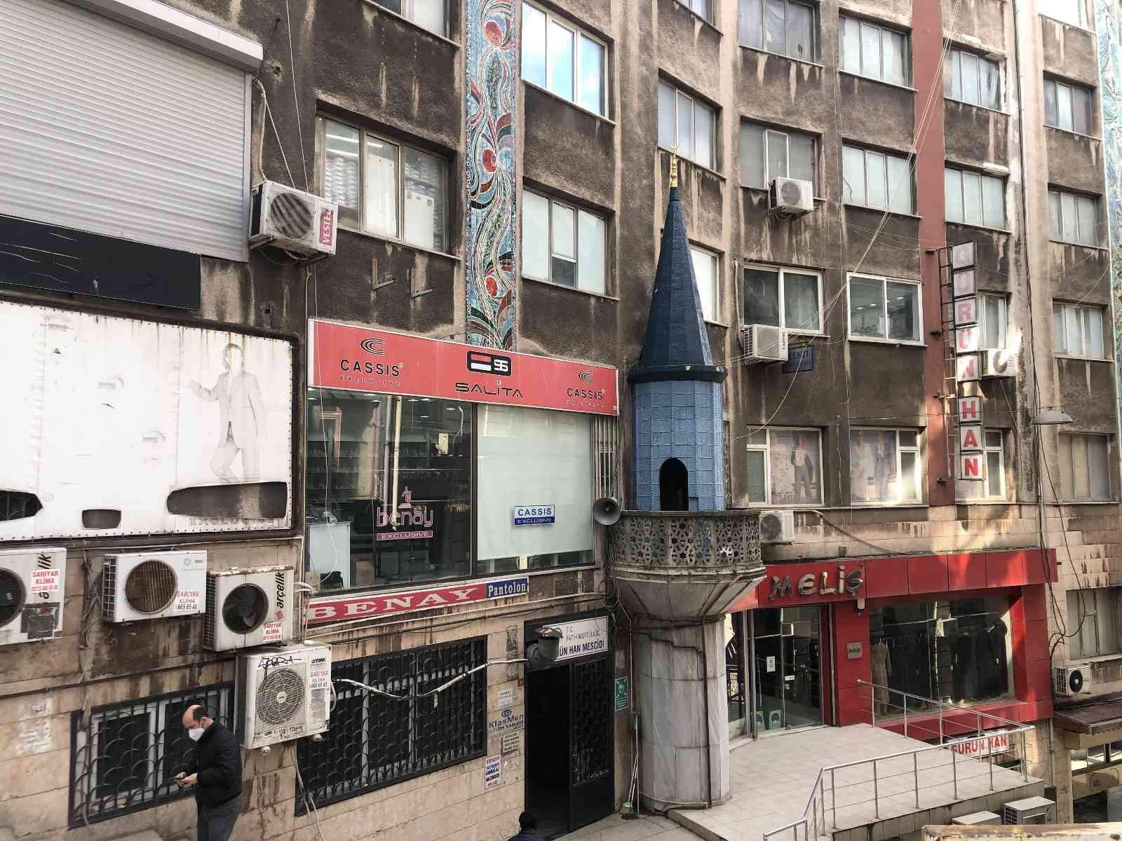 İş hanına bitişik minare görenleri hayrete düşürüyor Fatih’te bulunan Gürün Han Mescidi iş hanına bitişik ilginç minaresi ile görenleri hayrete düşürüyor. Mescidin minaresinin İslam şiarına uygun ...