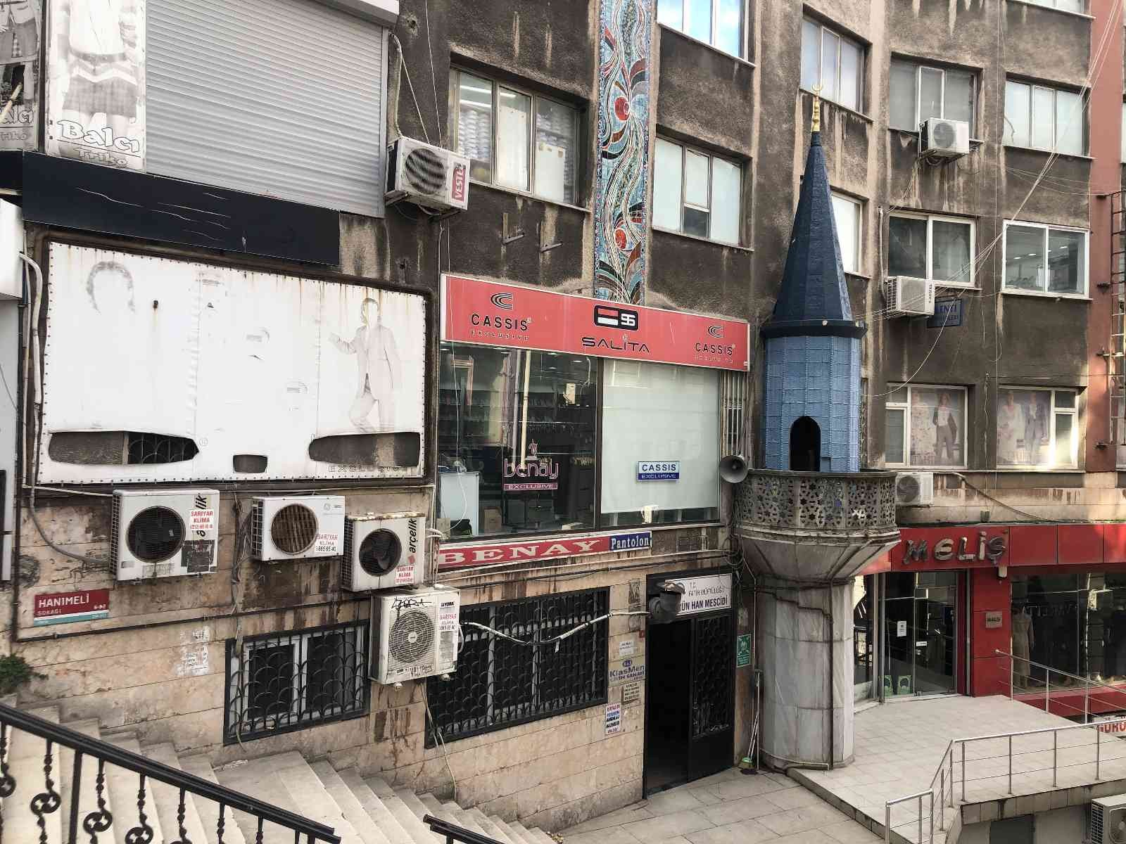 İş hanına bitişik minare görenleri hayrete düşürüyor Fatih’te bulunan Gürün Han Mescidi iş hanına bitişik ilginç minaresi ile görenleri hayrete düşürüyor. Mescidin minaresinin İslam şiarına uygun ...