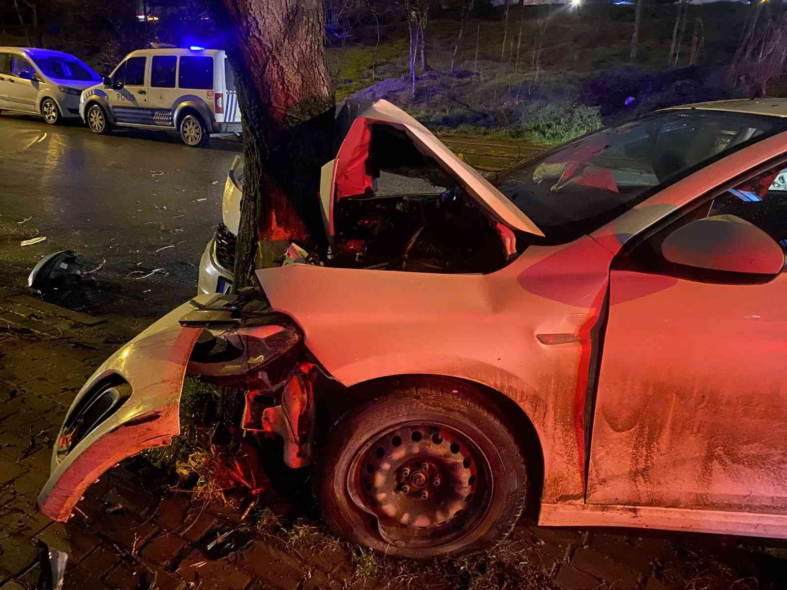 İş makinesini sollamaya çalışan otomobil ağaca girdi: 1 yaralı Kocaeli’nin Gebze ilçesinde seyir halindeyken dönüş yapmak üzere olan iş makinesini sollamaya çalışan otomobil ağaca girdi. Kaza, Gebze ilçesi ...