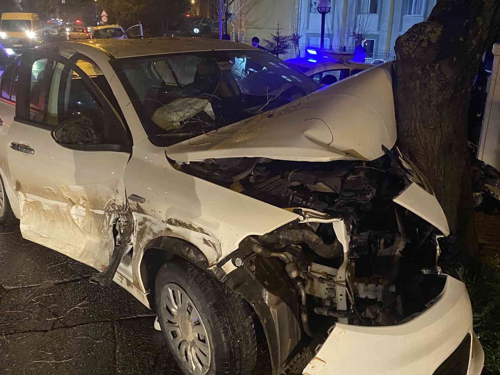 İş makinesini sollamaya çalışan otomobil ağaca girdi: 1 yaralı Kocaeli’nin Gebze ilçesinde seyir halindeyken dönüş yapmak üzere olan iş makinesini sollamaya çalışan otomobil ağaca girdi. Kaza, Gebze ilçesi ...