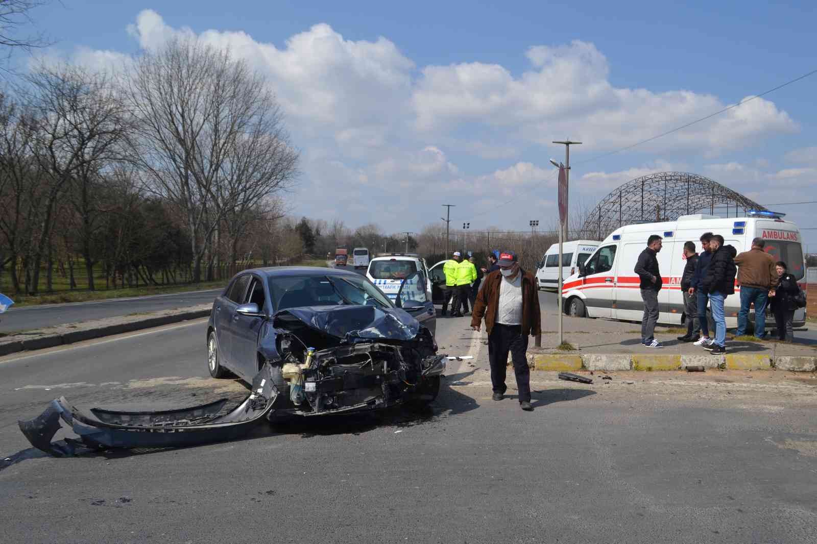 İşçi servisiyle çarpışan otomobil hurdaya döndü Tekirdağ Çorlu’da kavşağa kontrolsüz giriş yaparken minibüsle çarpışan otomobil hurdaya döndü. Kazada 2 kişi hafif yaralandı. Kaza, Hıdırağa ...