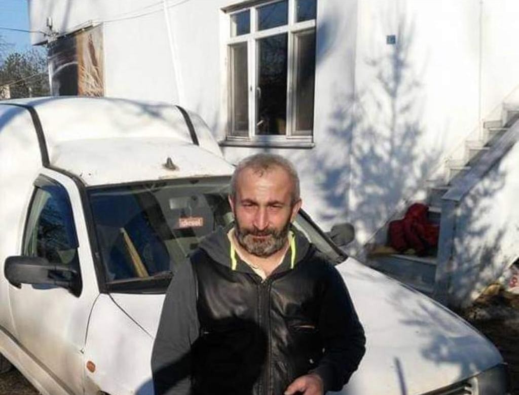 Isınmak için aracına koyduğu köz kovası sonu oldu Sakarya’nın Hendek ilçesinde bir kişi, içerisine köz kovası koyduğu aracının alev alması neticesinde feci şekilde can verdi. Alınan bilgiye göre ...