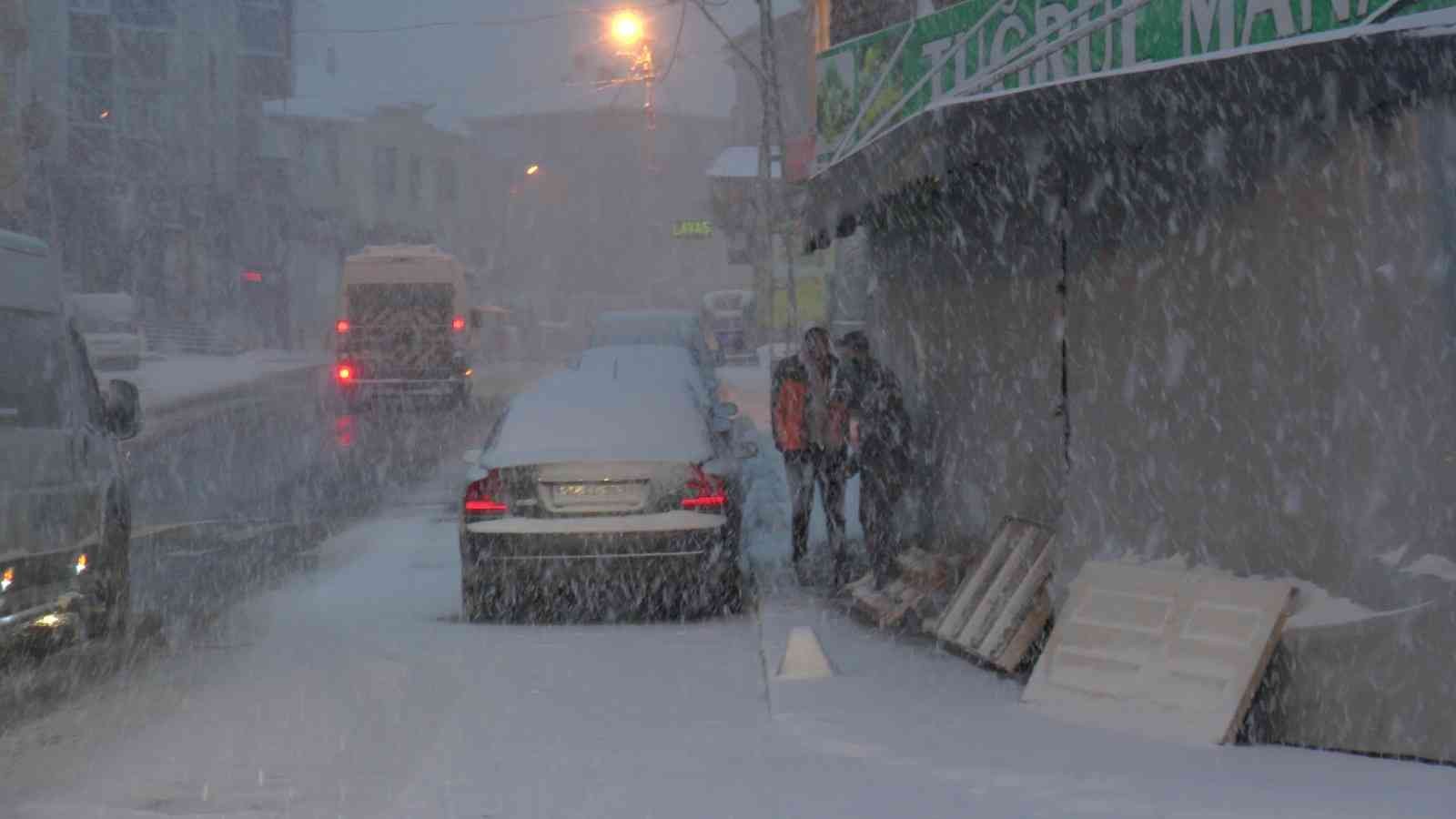 İstanbul Anadolu Yakası’nda kar yağışı başladı Meteoroloji Genel Müdürlüğü’nün uyarılarının ardından İstanbul’da gece saatlerinde başlayan kar yağışı Anadolu Yakası’nda etkisini göstermeye ...
