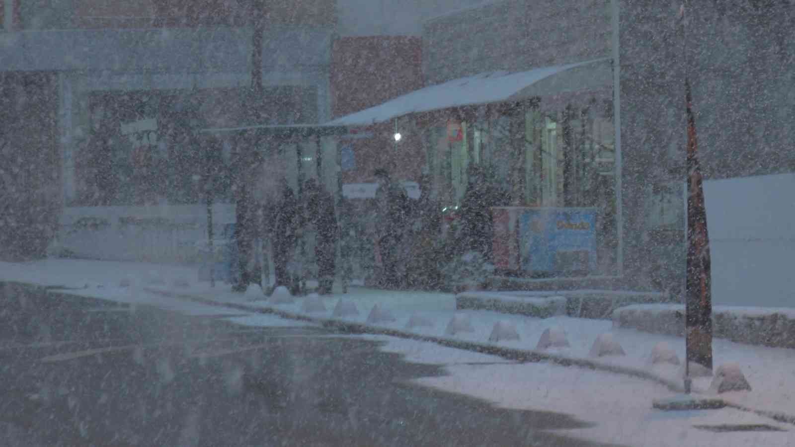 İstanbul Anadolu Yakası’nda kar yağışı başladı Meteoroloji Genel Müdürlüğü’nün uyarılarının ardından İstanbul’da gece saatlerinde başlayan kar yağışı Anadolu Yakası’nda etkisini göstermeye ...