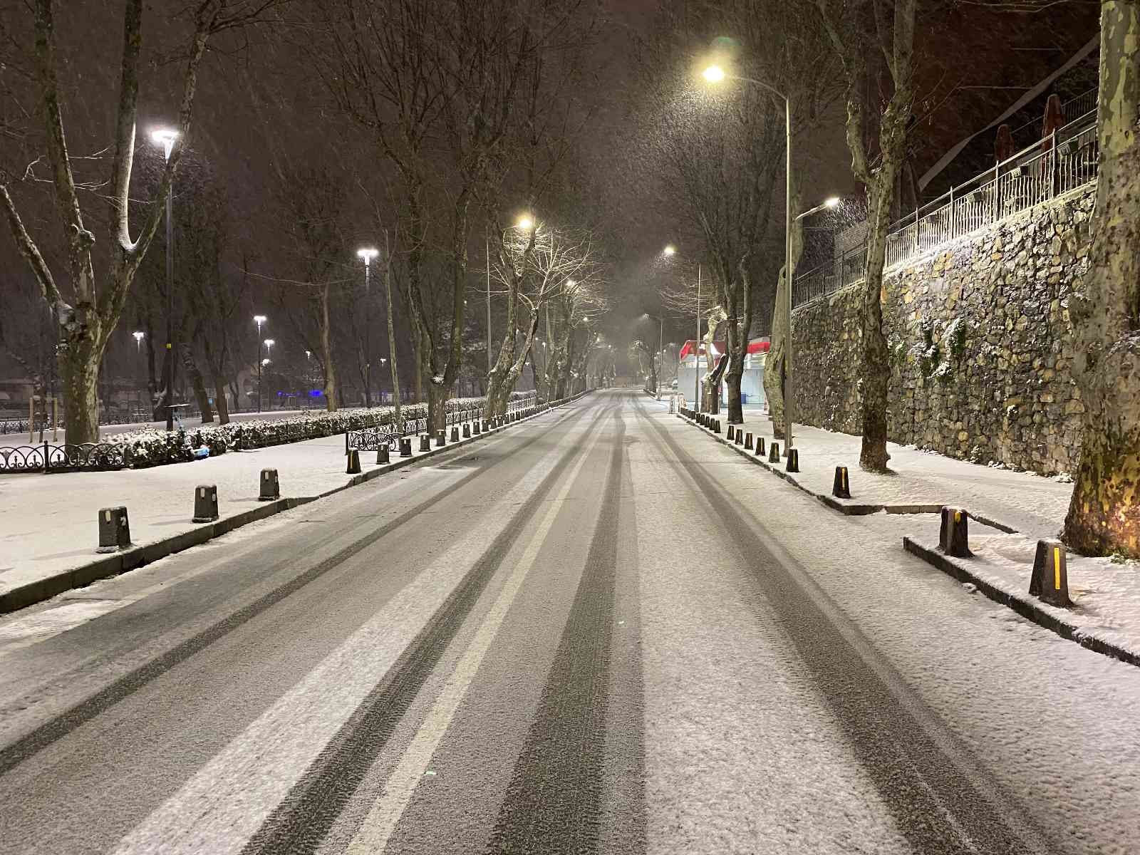 İstanbul Anadolu yakasında sabah saatlerinde kar yağışı etkili oldu. İstanbul Anadolu Yakasında sabah saatlerinde birçok bölgede kar yağışı ...