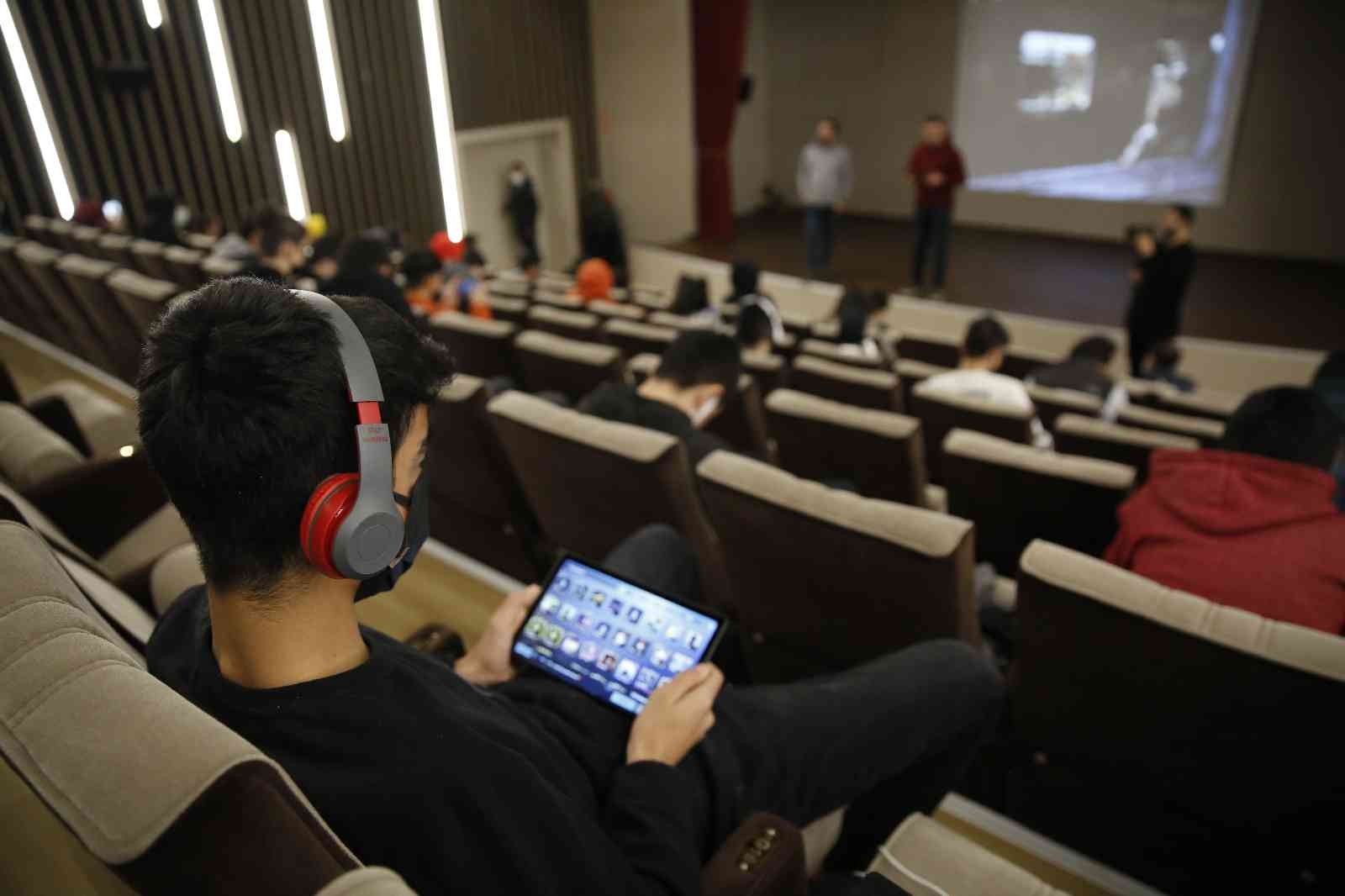 İstanbul Gençlik Oyunları’nda PUBG heyecanı başladı İstanbul Gençlik Oyunları’nda, öğrencilerin sabırsızlıkla beklediği PUBG turnuvasında mücadeleler başladı. Beş bin 200 öğrencinin katıldığı ...