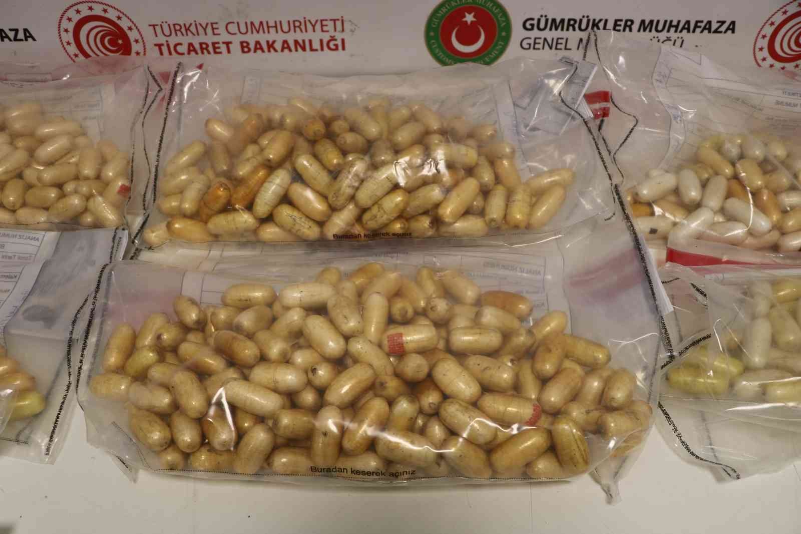 İstanbul Havalimanı’nda gerçekleştirilen iki ayrı uyuşturucu operasyonunda 11 kilo kokain ele geçirildi. Biri organizatör, yedisi kurye olmak ...