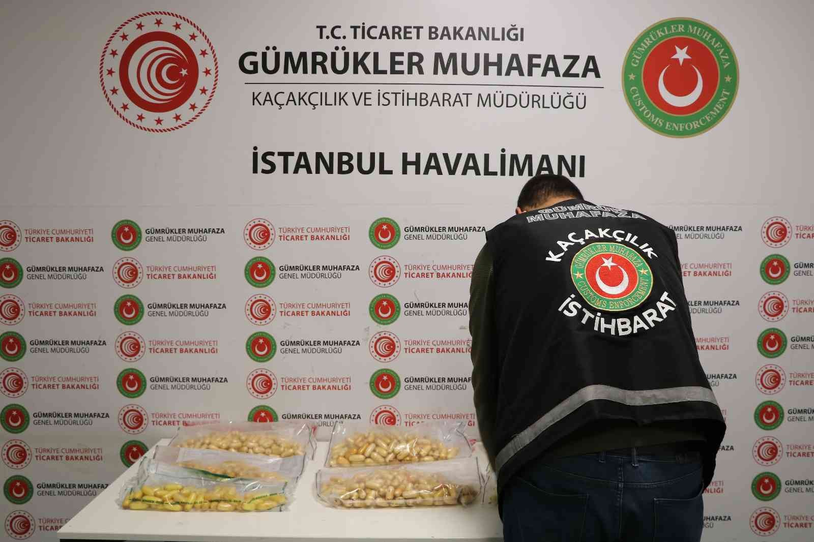 İstanbul Havalimanı’nda gerçekleştirilen iki ayrı uyuşturucu operasyonunda 11 kilo kokain ele geçirildi. Biri organizatör, yedisi kurye olmak ...