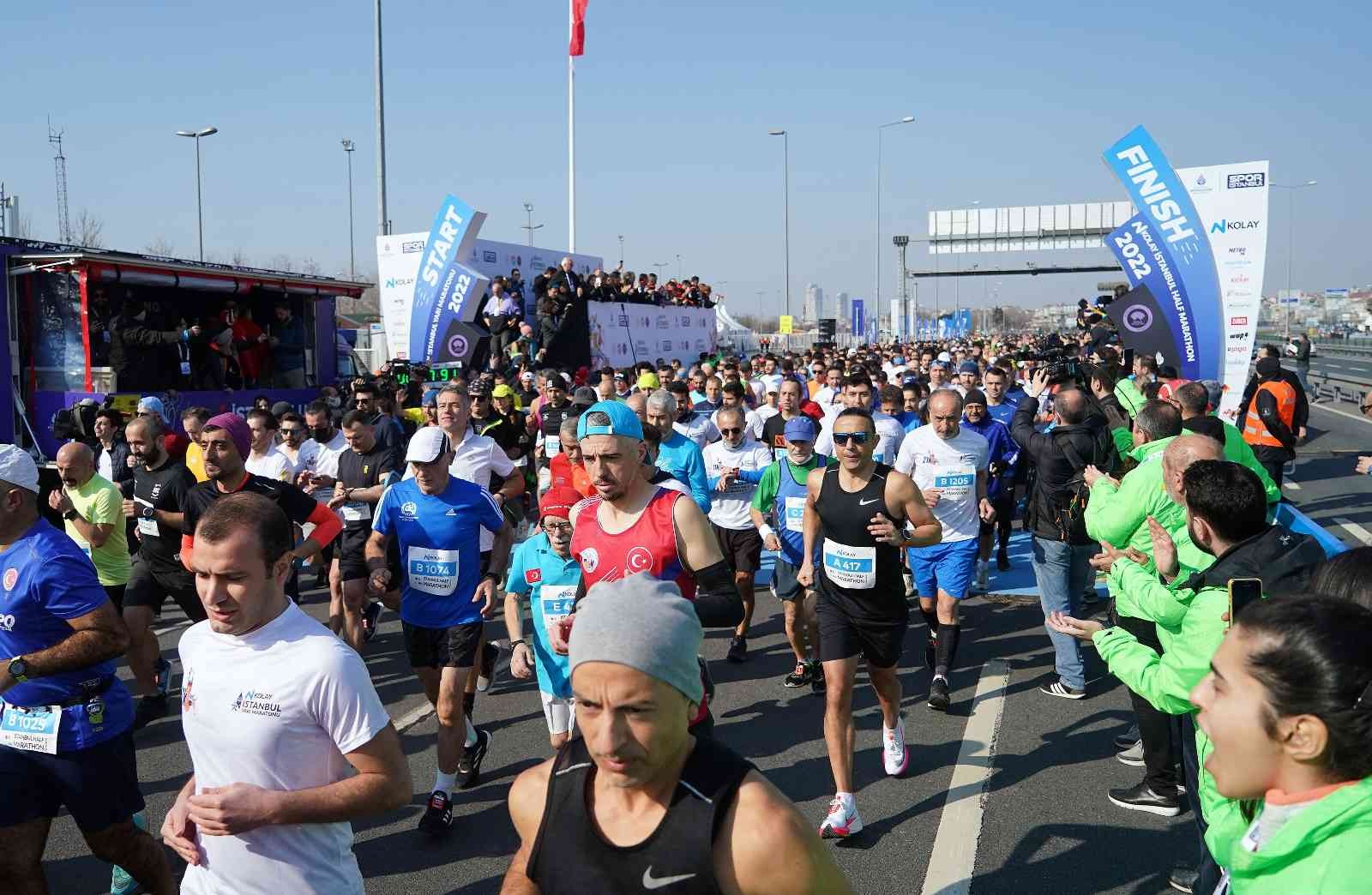 Dünyanın en iyi yarı maratonları arasında yer alan İstanbul Yarı Maratonu 17. kez koşuluyor. Spor İstanbul tarafından düzenlenen İstanbul Yarı ...