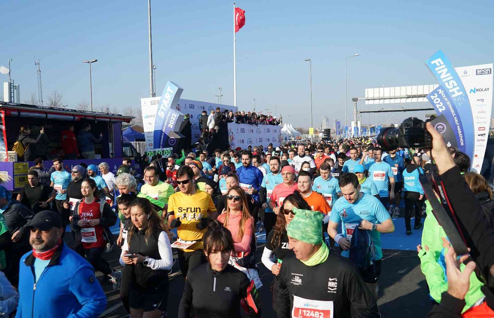 Dünyanın en iyi yarı maratonları arasında yer alan İstanbul Yarı Maratonu 17. kez koşuluyor. Spor İstanbul tarafından düzenlenen İstanbul Yarı ...