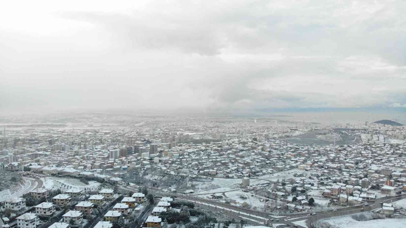 İstanbul’a etkili olan kar yağışı havadan görüntülendi İstanbul’da beklenen kar yağışı sabah saatlerinden itibaren etkili olmaya başladı. Şehrin yüksek kesimleri beyaz örtüyle kaplanırken, Aydos ve ...