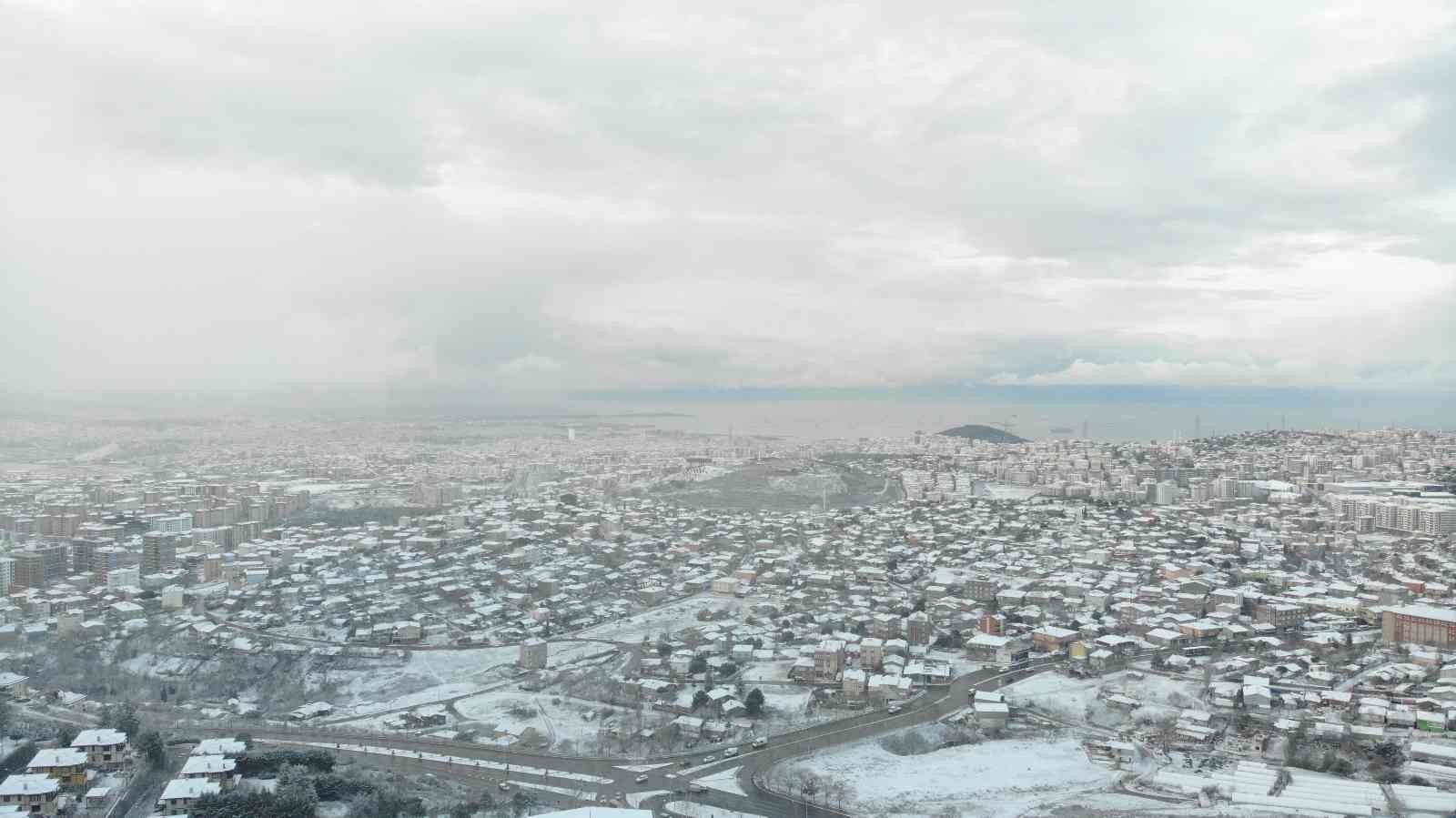 İstanbul’a etkili olan kar yağışı havadan görüntülendi İstanbul’da beklenen kar yağışı sabah saatlerinden itibaren etkili olmaya başladı. Şehrin yüksek kesimleri beyaz örtüyle kaplanırken, Aydos ve ...