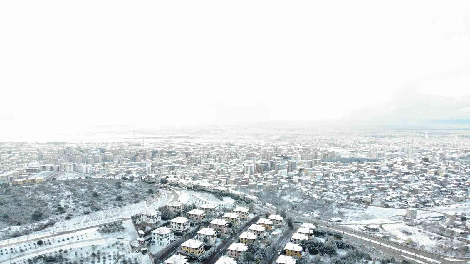 İstanbul’a etkili olan kar yağışı havadan görüntülendi İstanbul’da beklenen kar yağışı sabah saatlerinden itibaren etkili olmaya başladı. Şehrin yüksek kesimleri beyaz örtüyle kaplanırken, Aydos ve ...