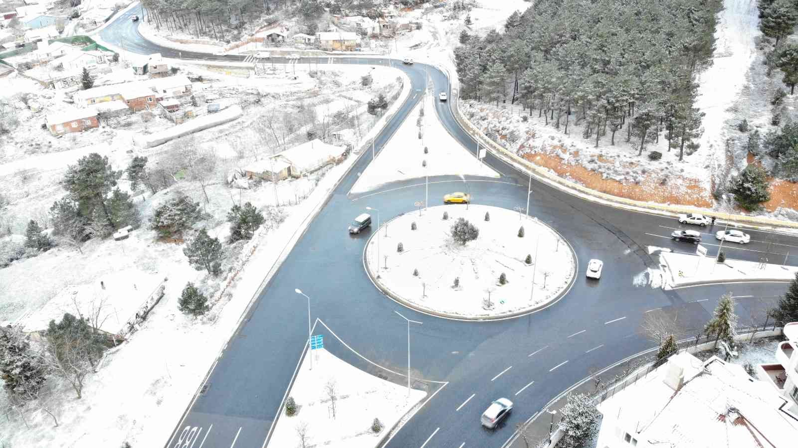 İstanbul’a etkili olan kar yağışı havadan görüntülendi İstanbul’da beklenen kar yağışı sabah saatlerinden itibaren etkili olmaya başladı. Şehrin yüksek kesimleri beyaz örtüyle kaplanırken, Aydos ve ...