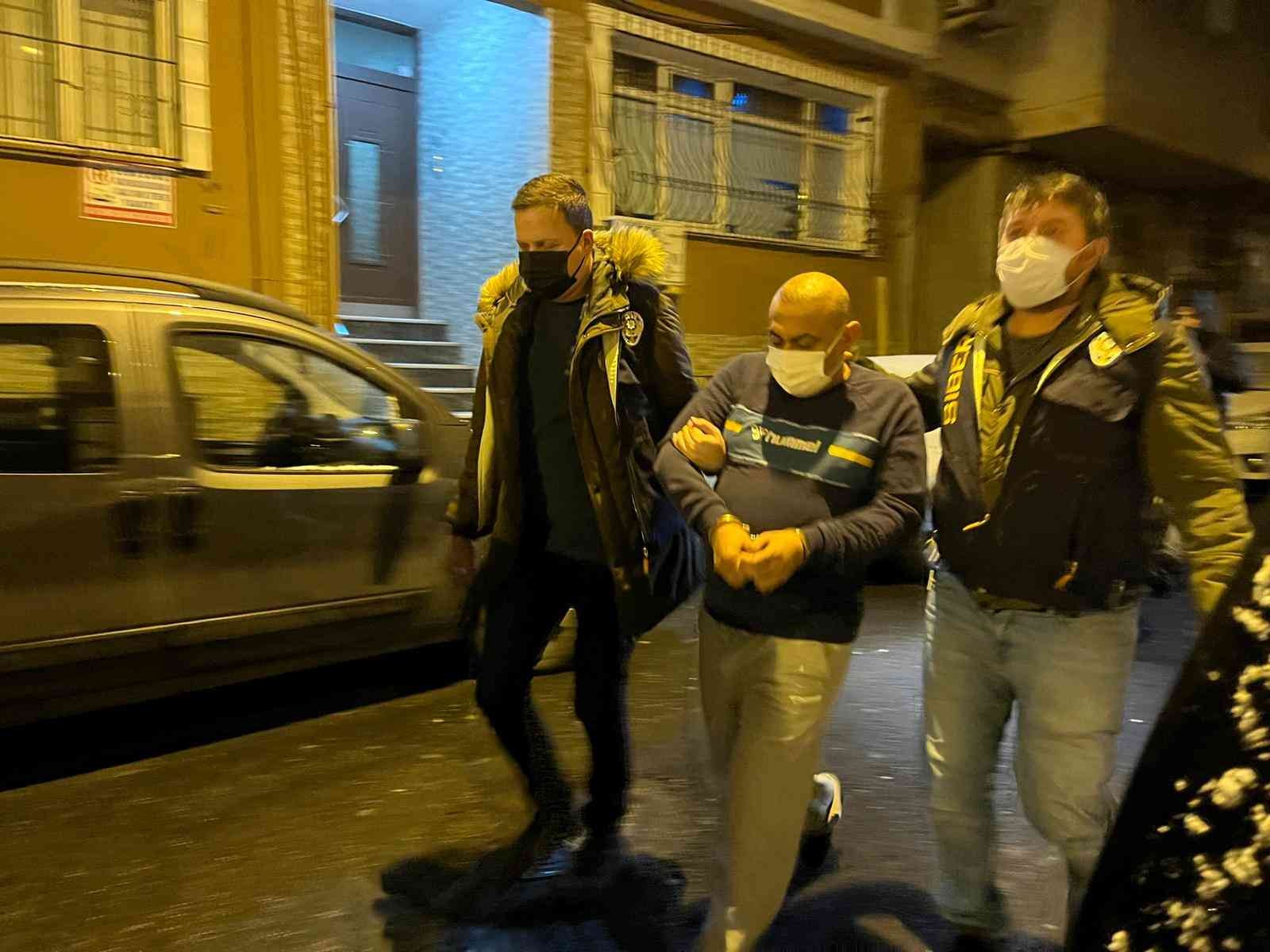 İstanbul’da 9 milyon liralık vurgun yapan çeteye şafak operasyonu İstanbul Siber Suçlarla Mücadele Şube Müdürlüğü ekipleri tarafından kendilerini polis-asker olarak tanıtıp 9 milyon liralık vurgun yapan ...