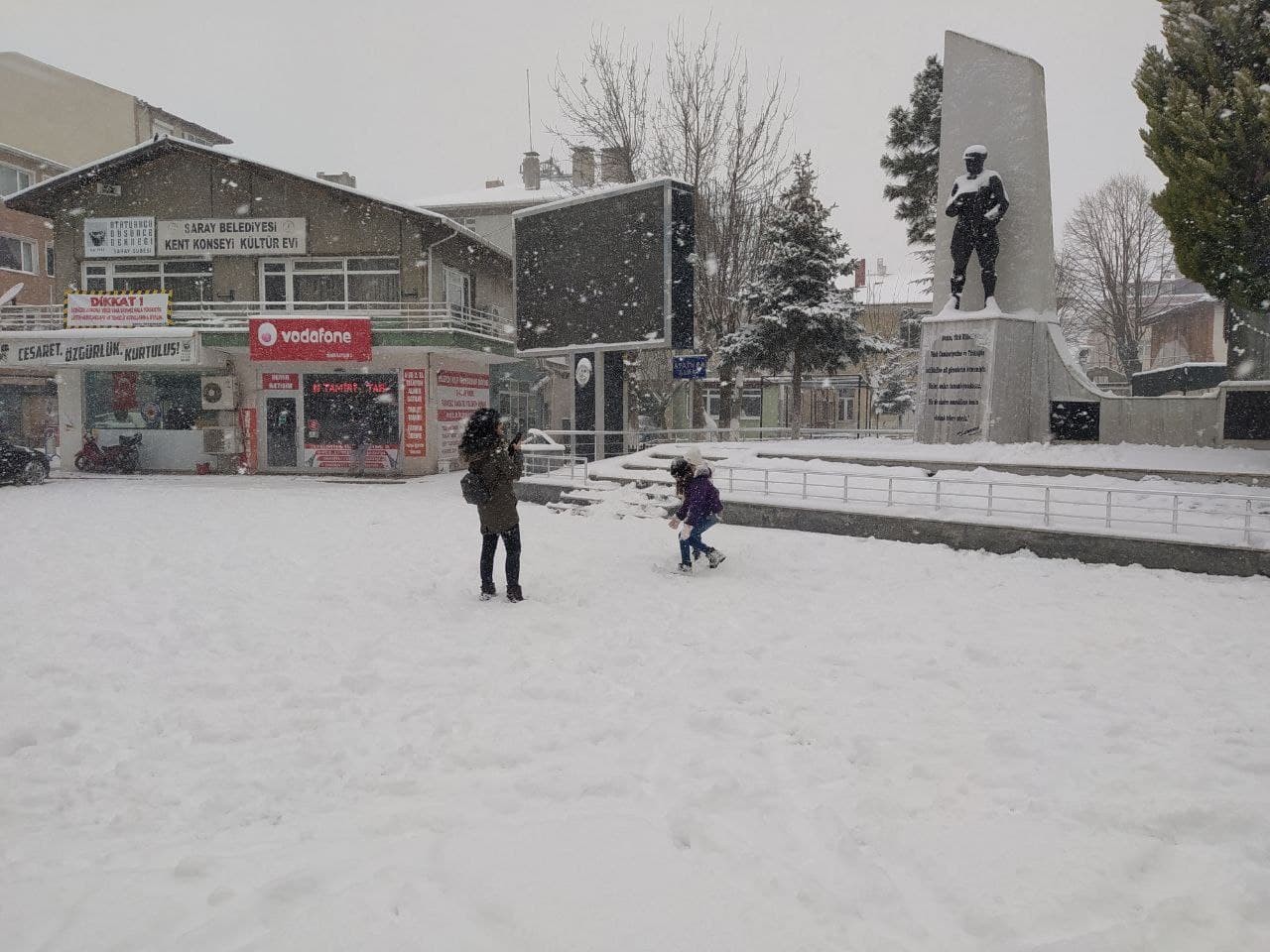 İstanbul’da beklenen kar fırtınası Tekirdağ’ın bazı ilçelerini vurdu: Lapa lapa kar yağıyor Günlerdir İstanbul için yapılan kar fırtınası uyarısı, mega kentin yanı başındaki Tekirdağ’ın bazı ilçelerini beyaza kapladı. Günlerdir İstanbul ...