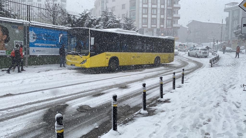 İstanbul’da etkili olan yoğun kar yağışı nedeniyle sürücüler zor anlar yaşarken, Çekmeköy’de yolda kayan bir İETT otobüsü önce bir otomobile ...