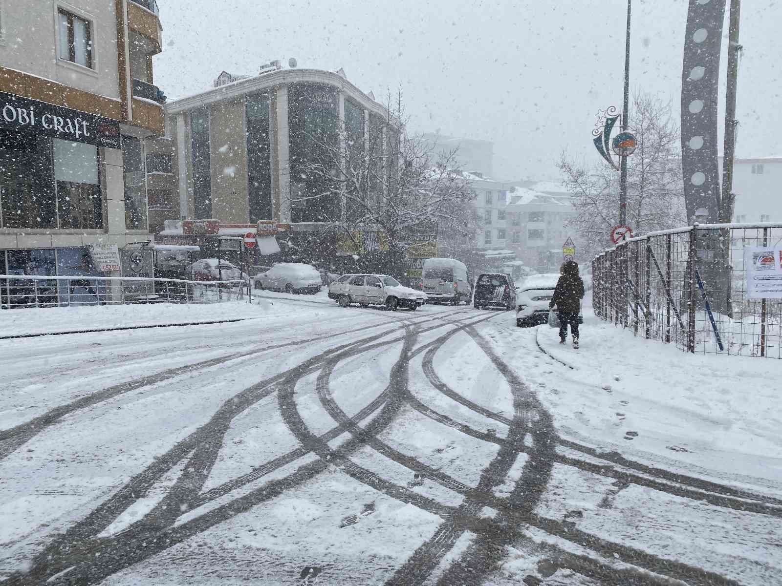 İstanbul’da etkili olan yoğun kar yağışı nedeniyle sürücüler zor anlar yaşarken, Çekmeköy’de yolda kayan bir İETT otobüsü önce bir otomobile ...