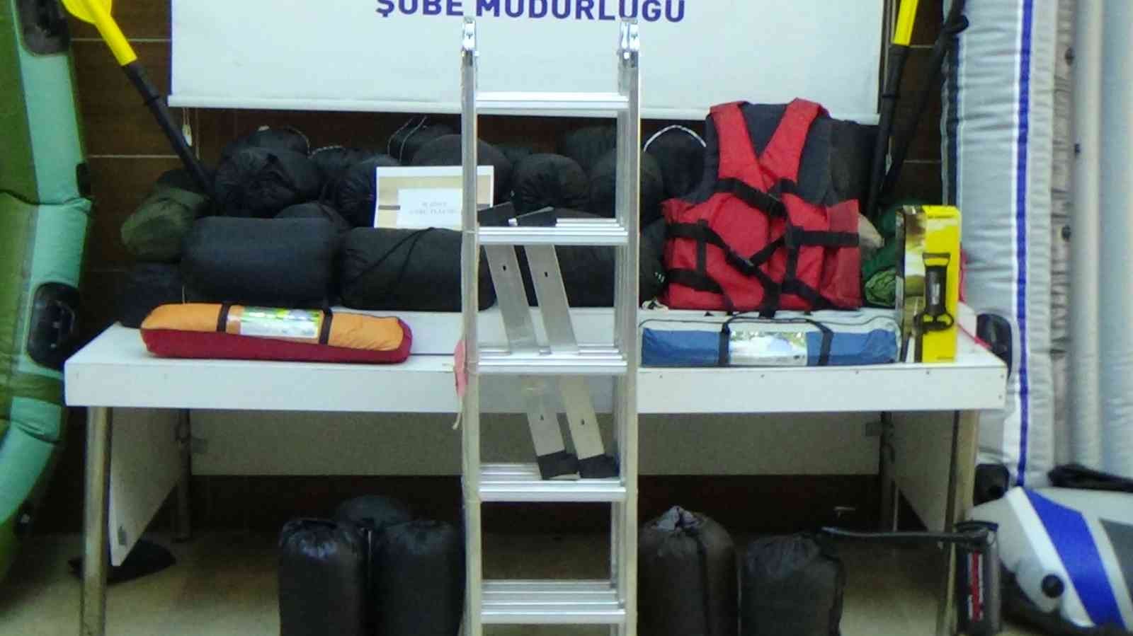 İstanbul polisi son on günde Fatih, Zeytinburnu, Esenler ve Silivri ilçelerinde göçmen kaçakçılığında yönelik 5 farklı operasyon düzenlendi ...