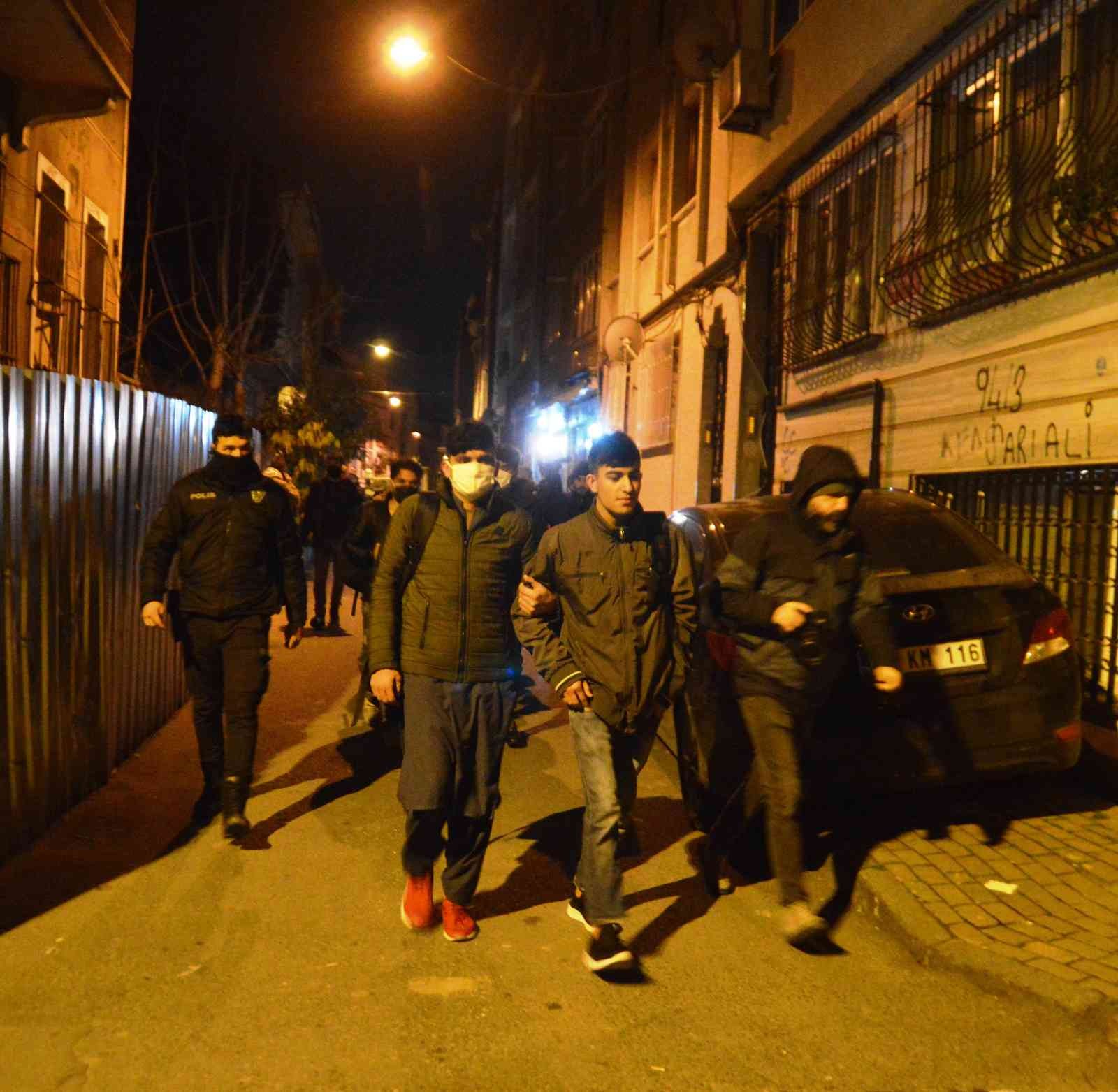 İstanbul’da helikopter destekli kaçak göçmen operasyonu gerçekleştirildi İstanbul’da havadan helikopter destekli gerçekleştirilen operasyonda ülkeye kaçak yollarla girdiği tespit edilen kaçak göçmenler gözaltına alındı ...