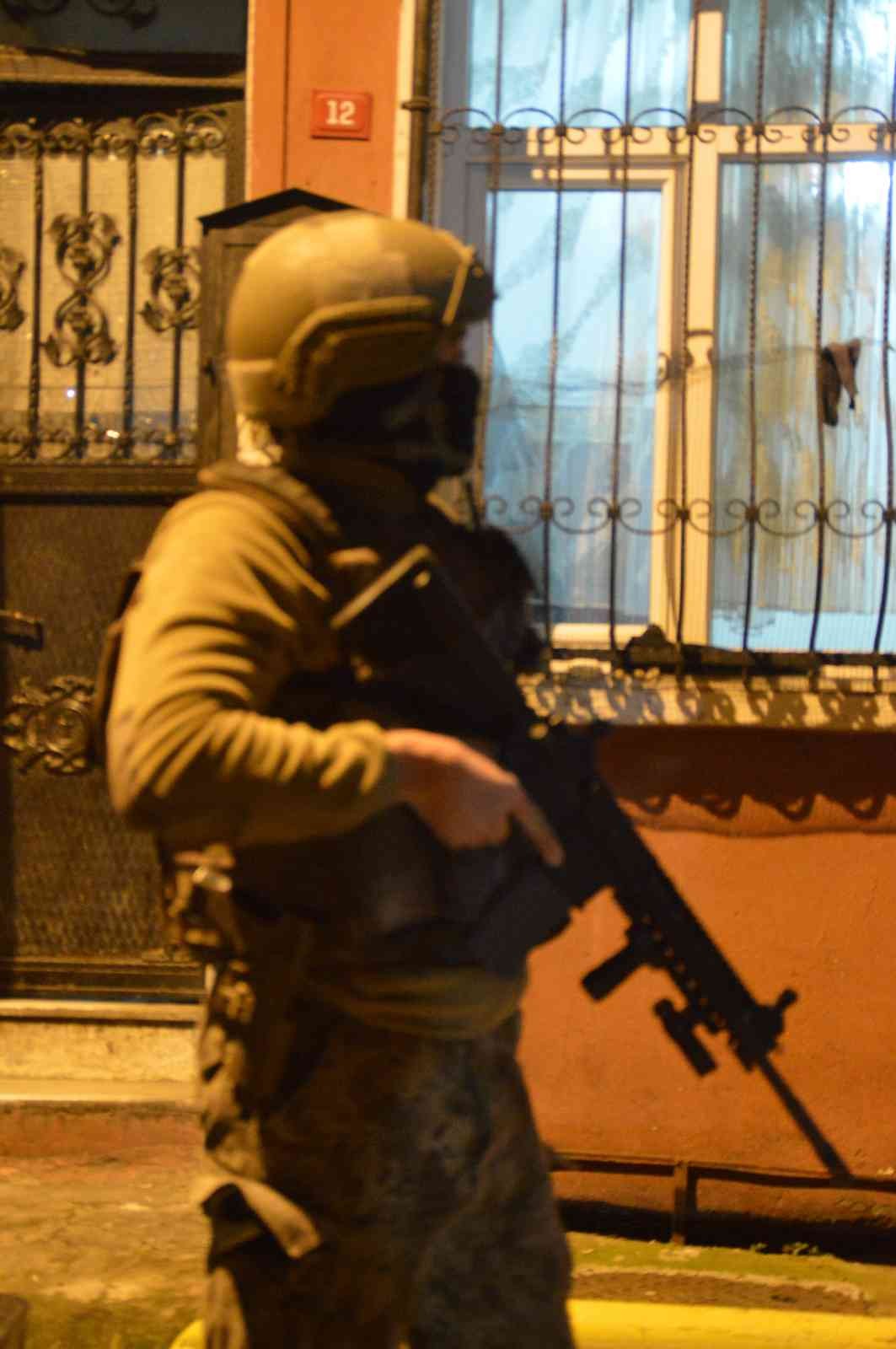 İstanbul’da helikopter destekli kaçak göçmen operasyonu gerçekleştirildi İstanbul’da havadan helikopter destekli gerçekleştirilen operasyonda ülkeye kaçak yollarla girdiği tespit edilen kaçak göçmenler gözaltına alındı ...