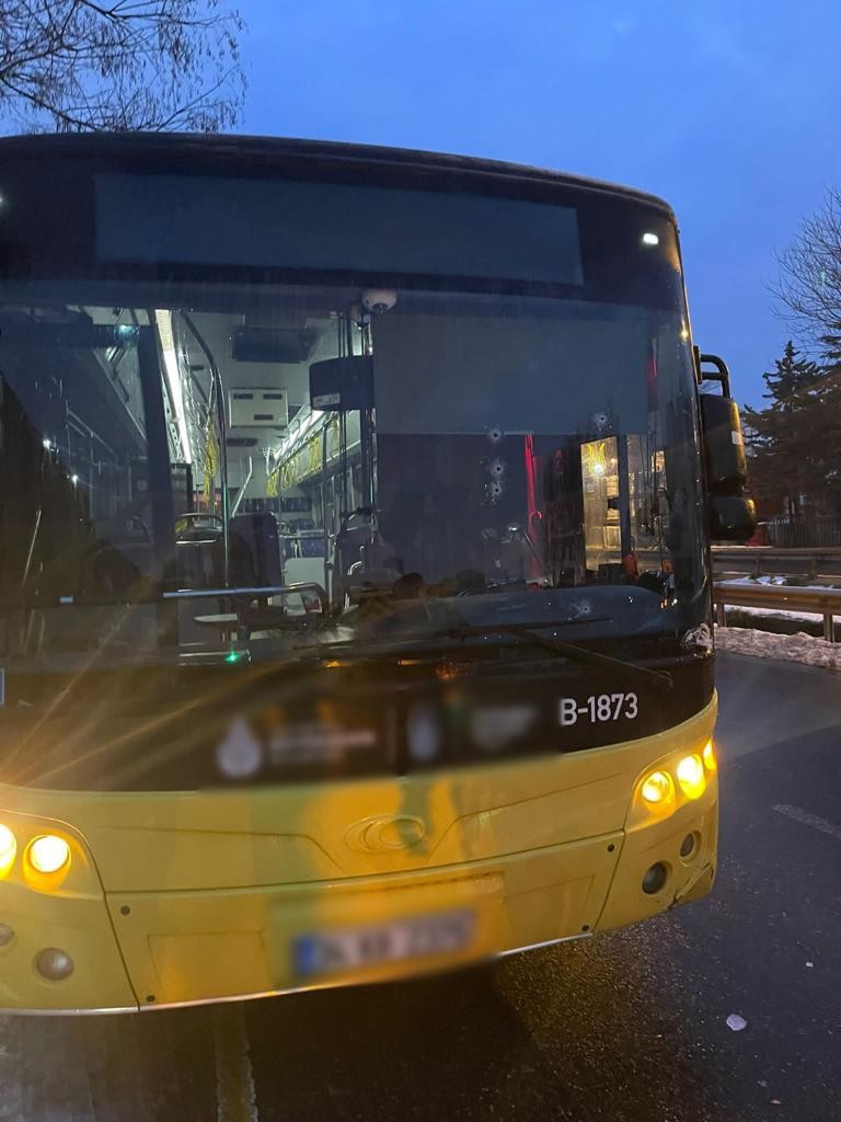 İstanbul’da İETT otobüsüne silahlı saldırı İstanbul’un Kağıthane ilçesinde, İETT’ye ait yolcu otobüsüne silahlı saldırı düzenlendi. Otobüse 5 kurşun isabet ederken, olayın İETT sürücü ile ...