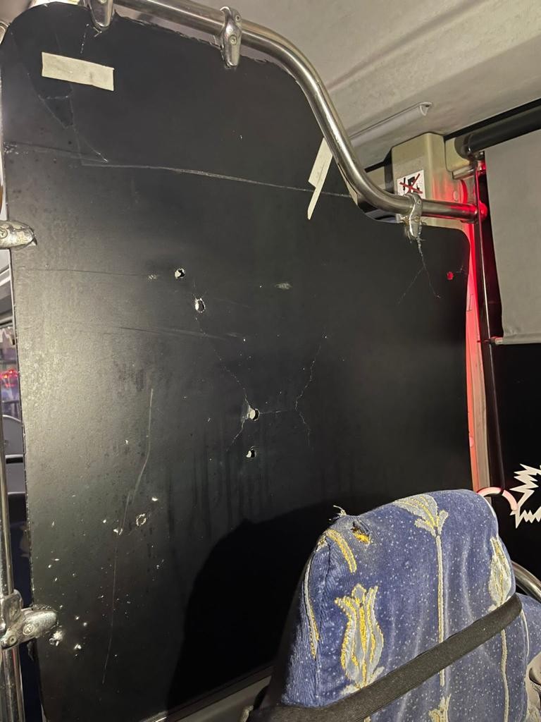 İstanbul’da İETT otobüsüne silahlı saldırı İstanbul’un Kağıthane ilçesinde, İETT’ye ait yolcu otobüsüne silahlı saldırı düzenlendi. Otobüse 5 kurşun isabet ederken, olayın İETT sürücü ile ...