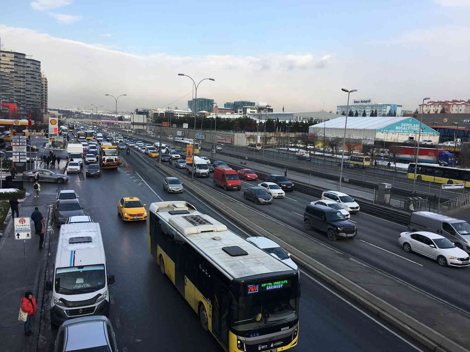 İstanbul’da kar tatilinin ardından trafik yoğunluğu yüzde 50’yi geçti İstanbul’da 4 günlük kar tatilinin ardından toplu taşımada bir yoğunluk yaşanırken, İBB’nin trafik uygulamasında trafik yoğunluğu ise yüzde 52 ...