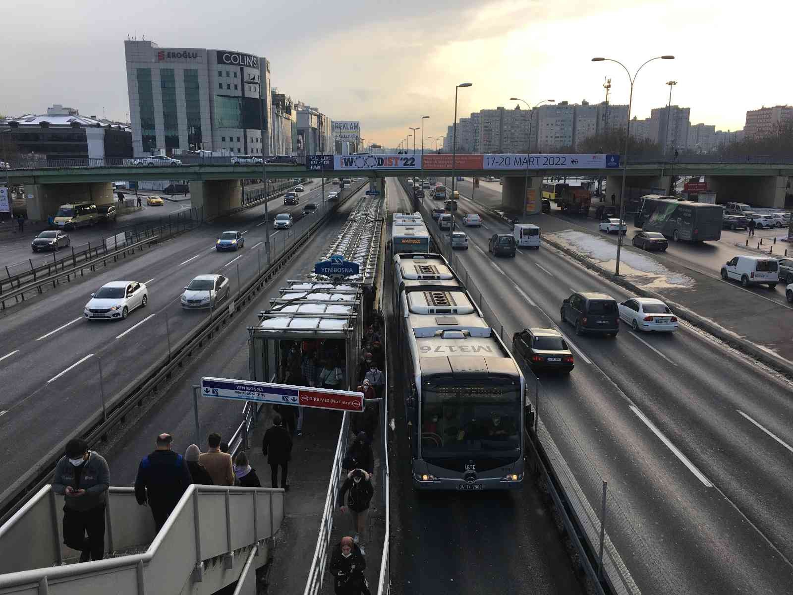 İstanbul’da kar tatilinin ardından trafik yoğunluğu yüzde 50’yi geçti İstanbul’da 4 günlük kar tatilinin ardından toplu taşımada bir yoğunluk yaşanırken, İBB’nin trafik uygulamasında trafik yoğunluğu ise yüzde 52 ...