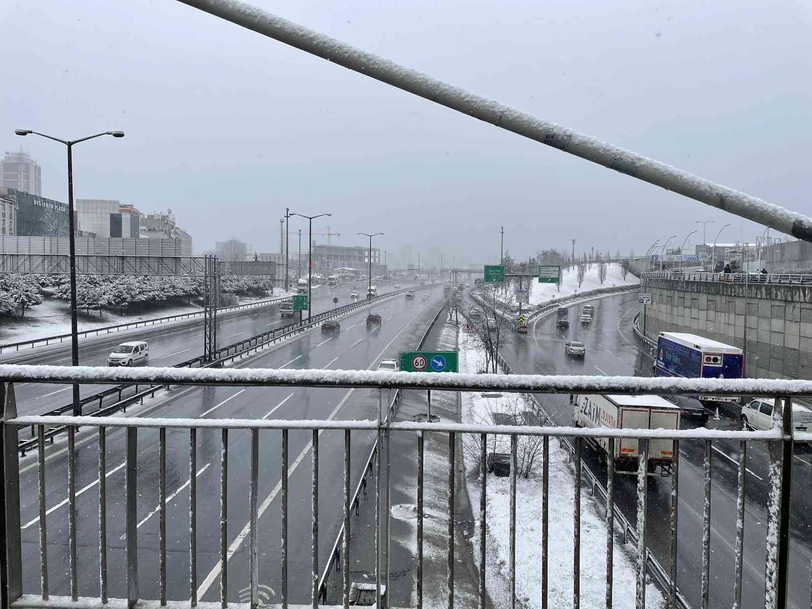 Meteorolojinin uyarılarının ardından İstanbul’da kar yağışı aralıklarla etkisini sürdürüyor. İstanbul genelinde aralıklarla yağan kar zaman ...