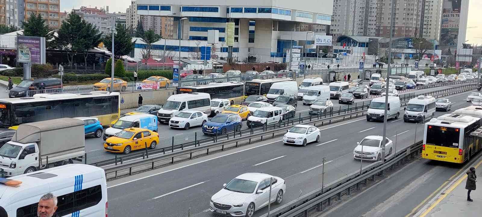 İstanbul’da kar yağışı öncesi trafik yoğunluğu arttı İstanbul’da yarın itibariyle başlayacak ve hafta sonu da etkili olacak kar yağışı öncesi kent genelinde trafik yoğunluğu arttı. Araç trafiğinin ...