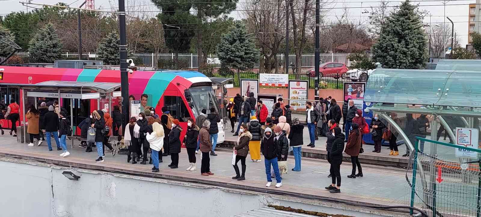 İstanbul’da kar yağışı öncesi trafik yoğunluğu arttı İstanbul’da yarın itibariyle başlayacak ve hafta sonu da etkili olacak kar yağışı öncesi kent genelinde trafik yoğunluğu arttı. Araç trafiğinin ...