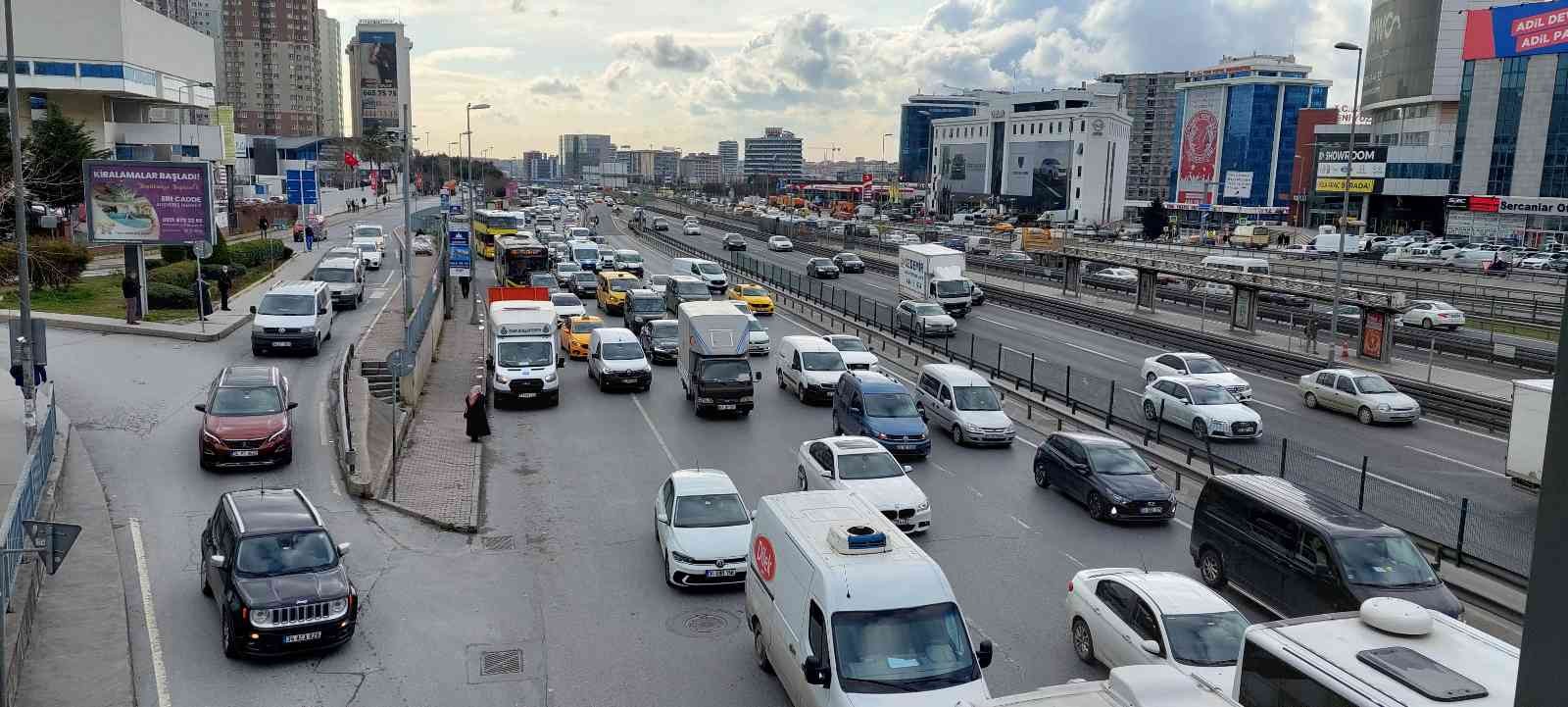 İstanbul’da kar yağışı öncesi trafik yoğunluğu arttı İstanbul’da yarın itibariyle başlayacak ve hafta sonu da etkili olacak kar yağışı öncesi kent genelinde trafik yoğunluğu arttı. Araç trafiğinin ...